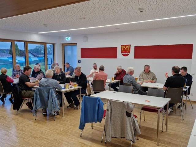 Schafkopfturnier im Bürgerhaus Geltolfing – ein gelungener Abend 🃏🏆

Kürzlich fand im Bürgerhaus unser Schafkopfturnier statt. 20 Teilnehmer lieferten sich spannende Partien über mehrere Runden hinweg – konzentriert, fair und mit viel Freude am Spiel. ♠️♥️

Am Ende standen die Sieger fest, doch im Vordergrund stand der gemeinsame Abend in geselliger Atmosphäre. 🤝

Ein herzliches Dankeschön an alle Teilnehmer sowie an die Helferinnen und Helfer im Hintergrund. 🙏
Solche Veranstaltungen zeigen, wie wichtig Gemeinschaft und Zusammenhalt sind – auch außerhalb des Einsatzgeschehens. 🚒

Wir freuen uns schon auf das nächste Turnier! 🎉

#FFWGeltolfing #Schafkopfturnier #aiterhofen #Gemeinschaft #Ehrenamt