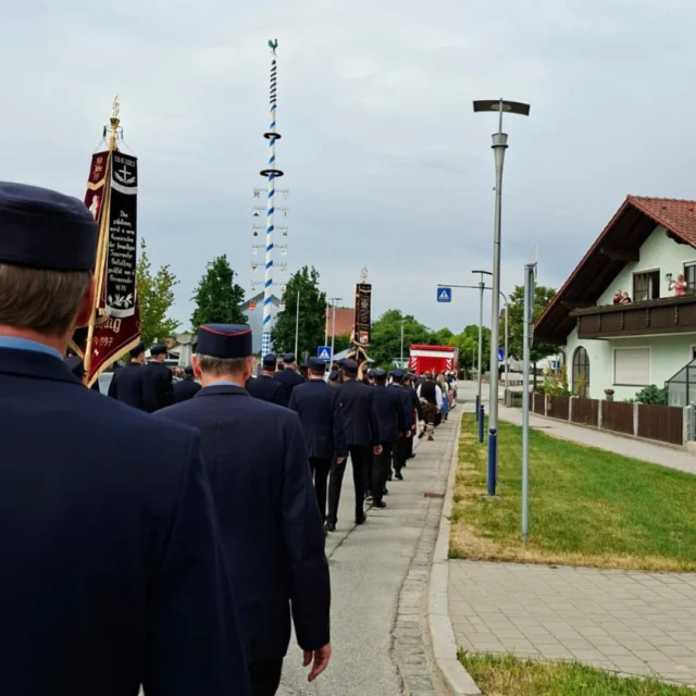 🚒 Volles Programm fürs Team der FFW Geltolfing! 💪🔥
Letztes Wochenende stand ganz im Zeichen von Gemeinschaft, Action und Einsatzbereitschaft!
👉 Samstag: Unsere sportliche Abordnung – die Geltolfinger Wadlbeißer – war beim Lebendkicker-Turnier der @kljb_aiterhofen am Start! Mit zwei motivierten Mannschaften schafften wir es bis ins Viertelfinale und hatten dabei jede Menge Spaß und Teamgeist am Ball! ⚽💥
👉 Sonntag: Ganz traditionell ging’s weiter – wir waren Teil des Kirchenzugs und der Fahrzeugweihe des neuen Versorgungs-LKWs der @feuerwehraiterhofen. Ein starkes Zeichen für den Fortschritt im Ehrenamt! 🙏🚛 Am Nachmittag durften wir außerdem bei einer spannenden Übung der FFW Aiterhofen zuschauen – immer wieder beeindruckend, wie gut Zusammenarbeit funktioniert! 👨‍🚒🤝👩‍🚒
Danke an alle Beteiligten für ein rundum gelungenes Wochenende! 
#FFWGeltolfing #Ehrenamt #FeuerwehrFamilie #Teamgeist #Lebendkicker #Fahrzeugweihe #Zusammenhalt #FFWAiterhofen #GeltolfingerWadlbeißer